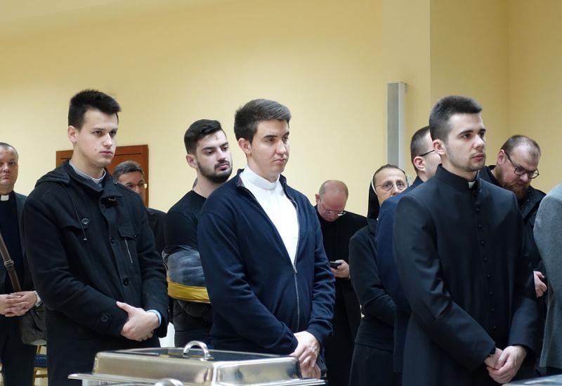 Čestitanje imendana kardinala Puljića - Biskupi, svećenici, redovnici i redovnice na imendanu kod kardinala Puljića