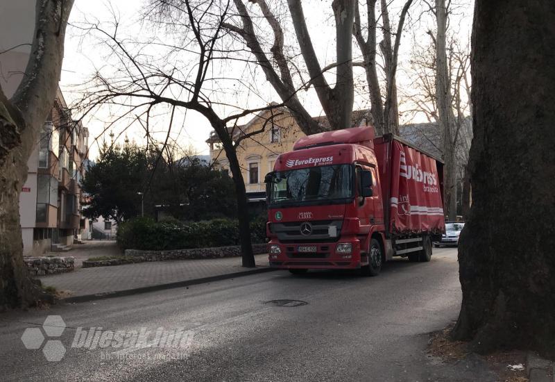 Mostar: Srušilo se drvo kada je kamion brze pošte zakačio granu - Mostar: Srušilo se drvo kada je kamion brze pošte zakačio granu