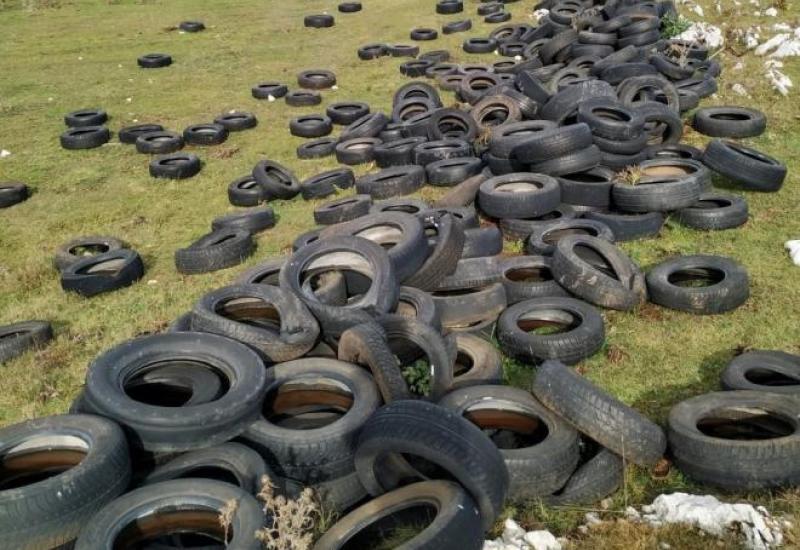 Na lokalitetu Krug planine nekontrolirano su odlagane velike količine starih guma -  Livno se rješava starih guma