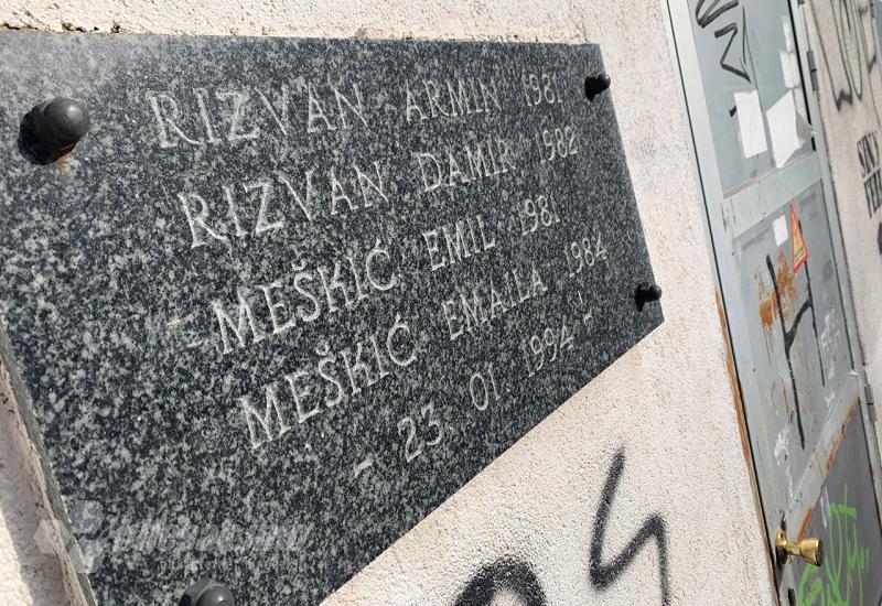Mramorna ploča na zidu kao spomen na tragediju - 30 godina od ubojstva djece u Mostaru za koje nitko nije odgovarao