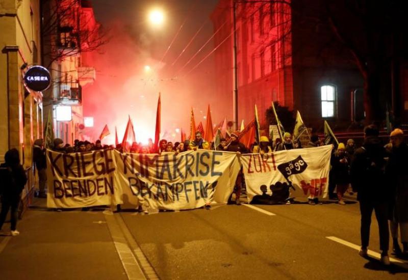 Nekoliko stotina prosvjednika sudjelovalo je na prosvjedu na ulicama Zuricha - Protesti protiv foruma u Davosu, sukobi s policijom, troje uhićeni