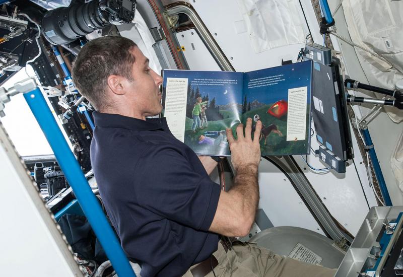 Totalna fora: Astronauti čitaju djeci priče iz svemira