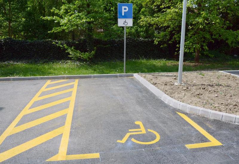 Znate li čemu služe žute pruge kraj parkinga za invalide?