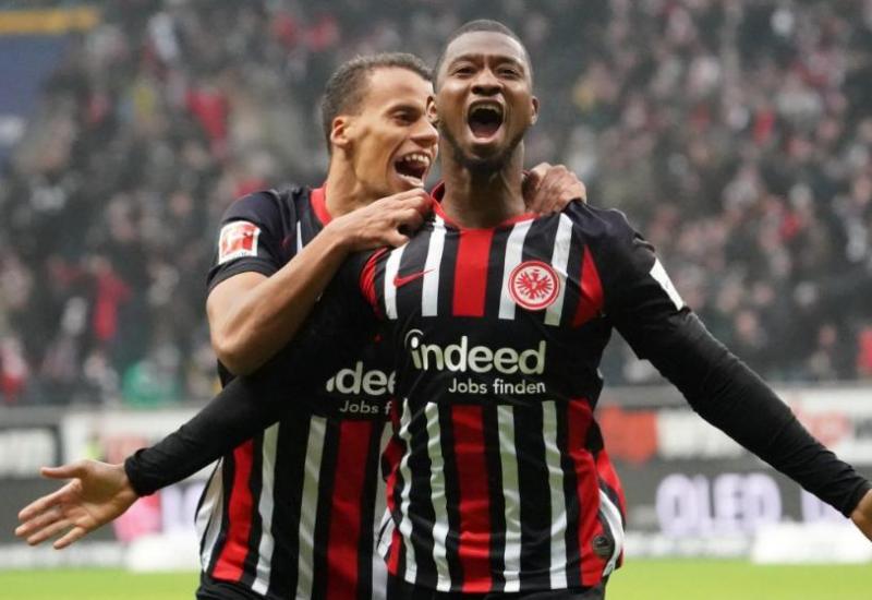 Almamy Touré i Timothy Chandler proslavljaju pogodak za Eintracht - Hladan tuš za Olma: Leipzig poražen na gostovanju u Frankfurtu