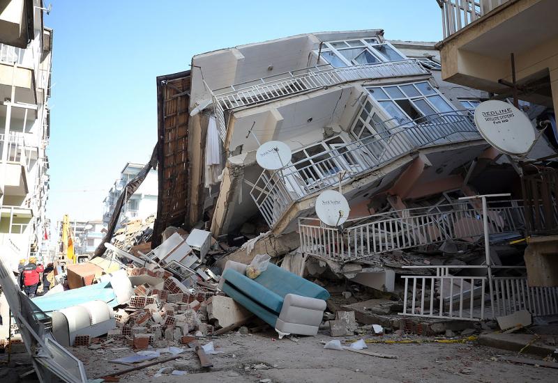 Broj poginulih u potresu porastao na 39, ozlijeđeno 1.607 osoba