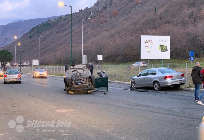 VW završio na krovu u krugu mostarskog Binga - Objavljena snimka prevrtanja na krov u Mostaru