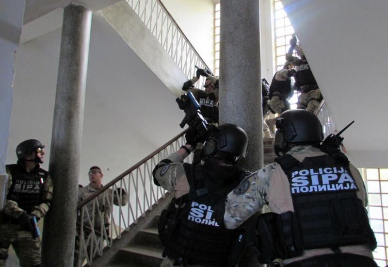  - SIPA: Pretresi u Mostaru, oduzeto 85 vrećica kokaina