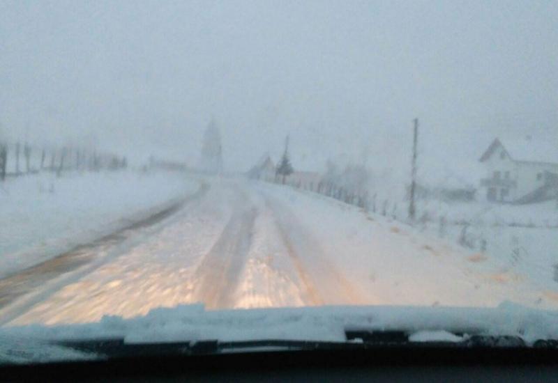 Stigao snijeg u BiH, u Hercegovini sutra orkanski udari vjetra