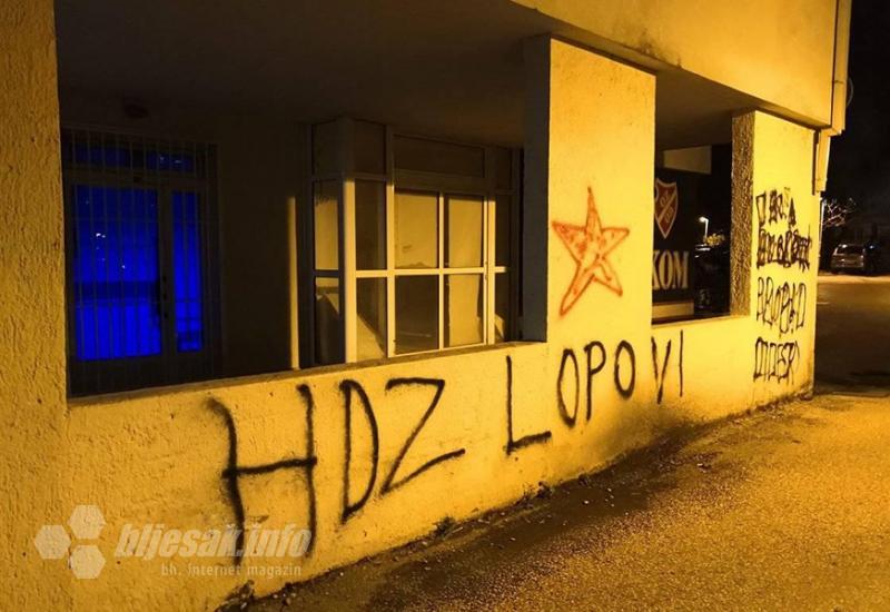 Grafiti s natpisom natpisima HDZ lopovi na mostarskim ulicama  - Mostar: Grafitima i plakatima poručili Čoviću i Cvitanoviću da su 