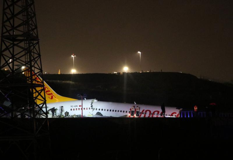 Zrakoplov izletio s piste tijekom slijetanja u Istanbul, raspao se na dva dijela