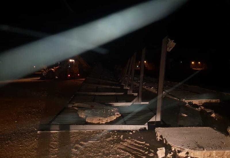 Vjetar uništio krov i bočni zid pomoćnog stadiona u Posušju - Vjetar uništio krov i bočni zid pomoćnog stadiona u Posušju