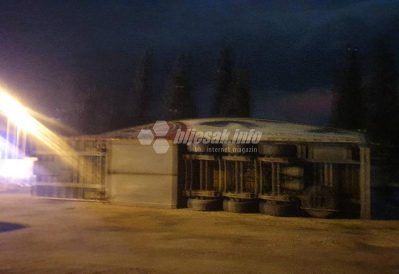 Vjetar prevrnuo prikolicu - Mostar: Olujni vjetar prevrnuo prikolice, pojedina naselja ostala bez struje