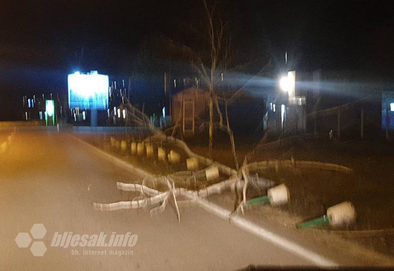 Grane na cesti - Mostar: Olujni vjetar prevrnuo prikolice, pojedina naselja ostala bez struje