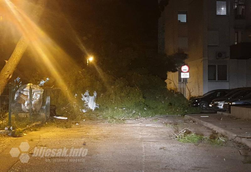 Blokiran prilaz Policijskoj postaji - Mostar: Letjela fasada, dimnjak i cijepovi
