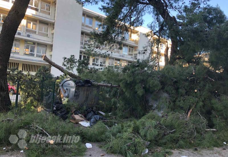 Zbog olujnog vjetra ogromne štete u Mostar - Vjetar otpuhao Zimski grad
