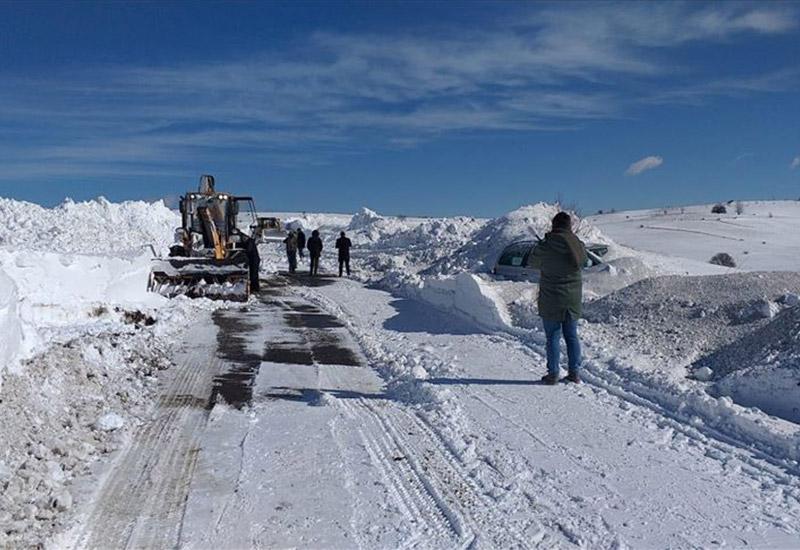  Zbog vjetra i snježnih nanosa u Srbiji prometni kolaps 