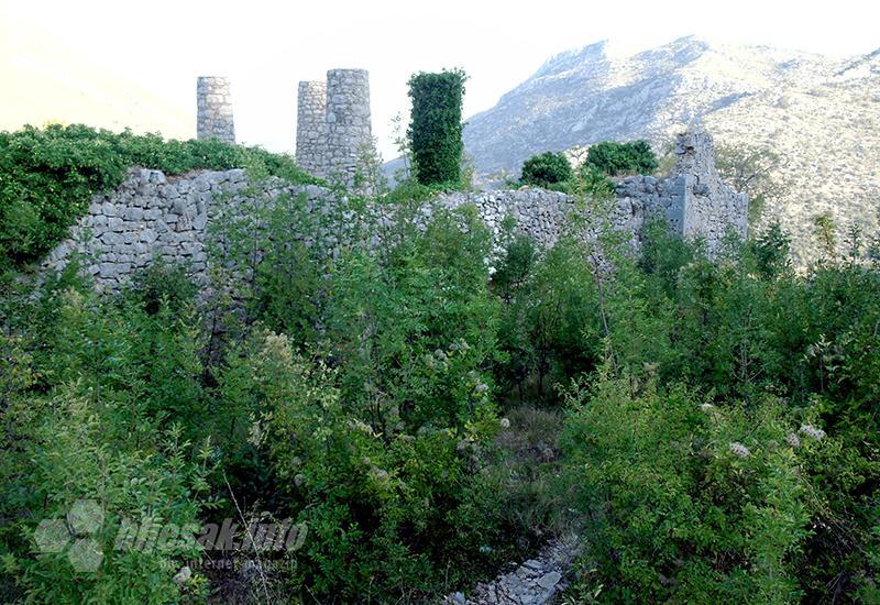 Šetnja Hutovskim gradom - Turistički vodič star skoro 100 godina: Mostar gospodarski propada