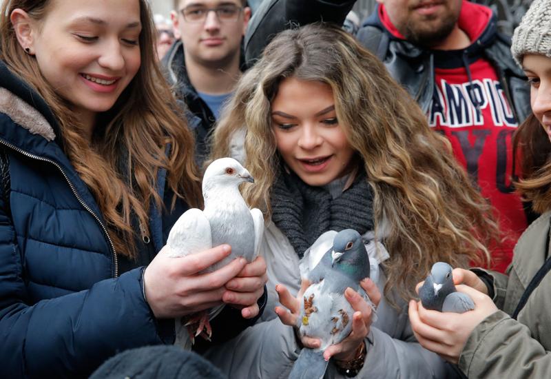 Simboličnim puštanjem 36 golubova počelo otvaranje 'Sarajevske zime' 