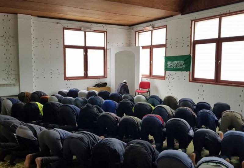 Džuma-namaz u privremenom prihvatnom centru Blažuj i Ušivak - Islamska zajednica u BiH organizirala džumu u privremenim centrima za migrante 