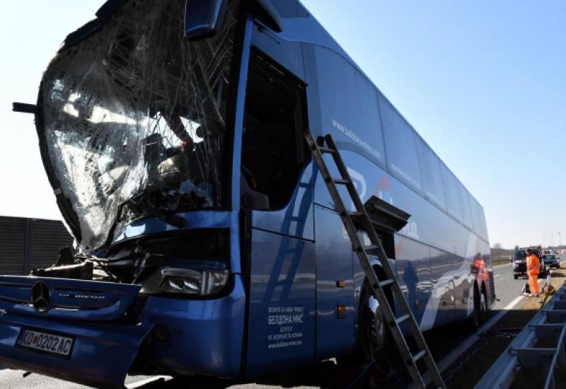 Autobus koji je sudjelovao u sudaru - Sedmero ozlijeđenih u sudaru kamiona i autobusa 