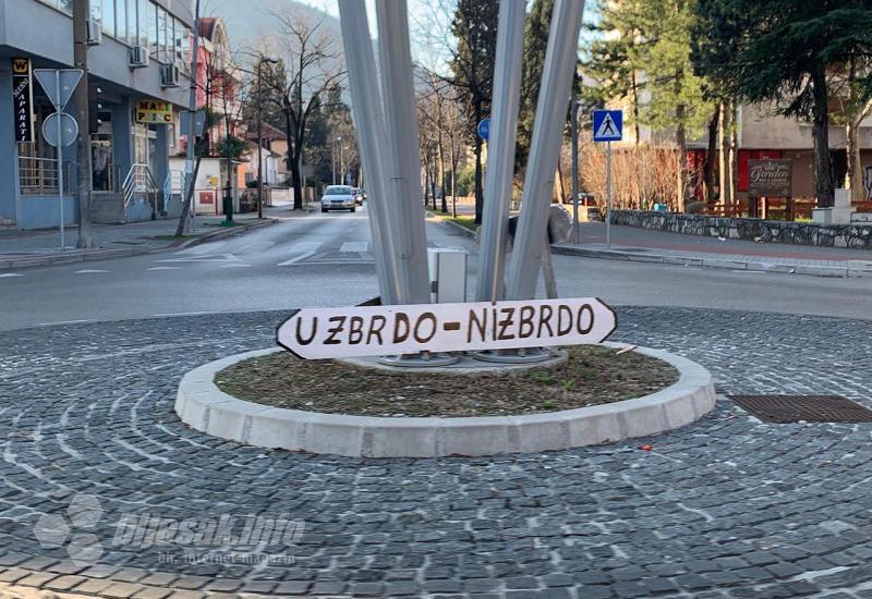 Zanimljivi putokazi na kružnom toku kod mostarskog Parka nobelovaca - Kako su naše prvoaprilske šale postale stvarnost u Mostaru