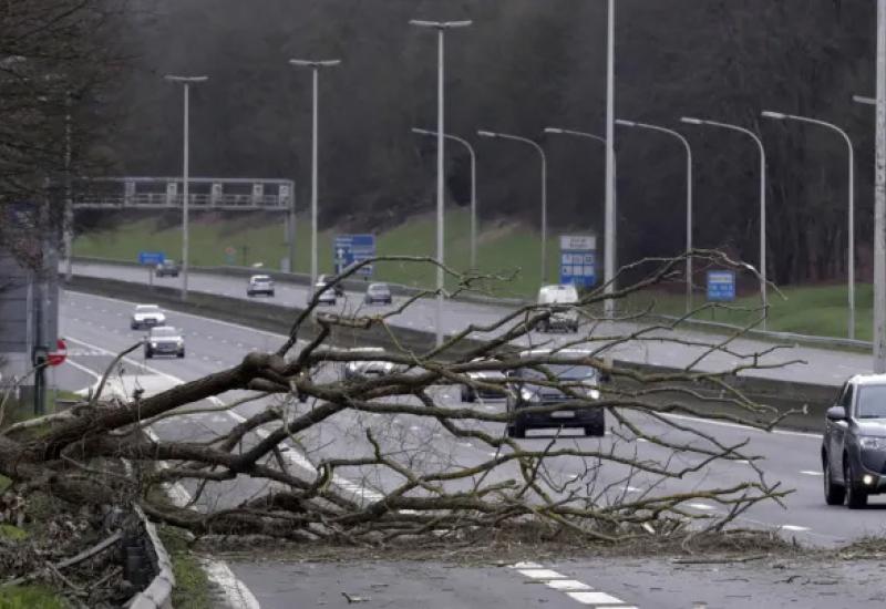 Najmanje sedam osoba poginulo je u oluji koja je poharala Europu  - Zbog oluja vjetrenjače u Njemačkoj proizvele struje kao 44 nuklearne elektrane