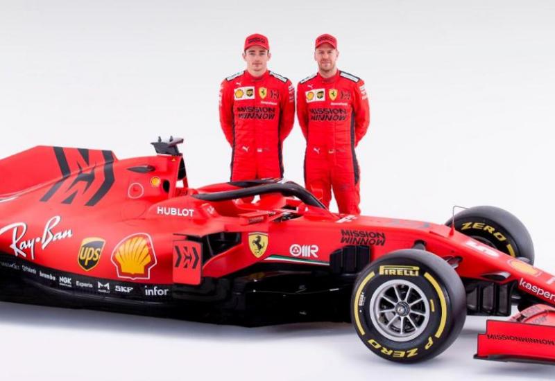  Charles Leclerc i Sebastian Vettel pored bolida - Vettel i Leclerc dobili rogove: Ferrari predstavio novi bolid