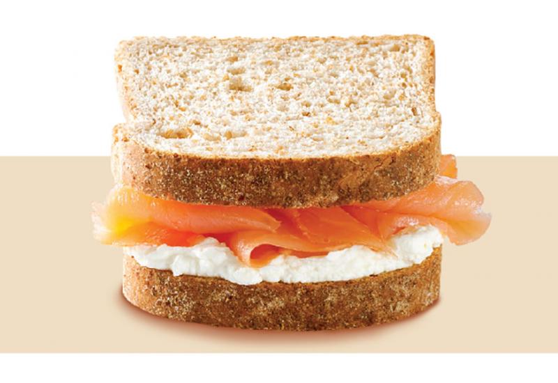 Savršen sendvič punog okusa s dimljenim lososom - Kruh pun svega dobrog
