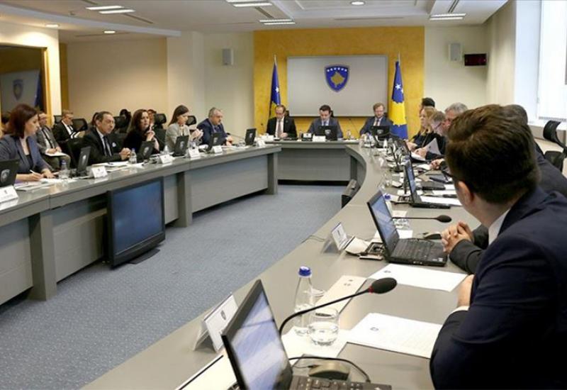 Smanjene plaće premijeru i svim članovima Vlade Kosova - Kosovo: Smanjene plaće premijeru i svim članovima Vlade