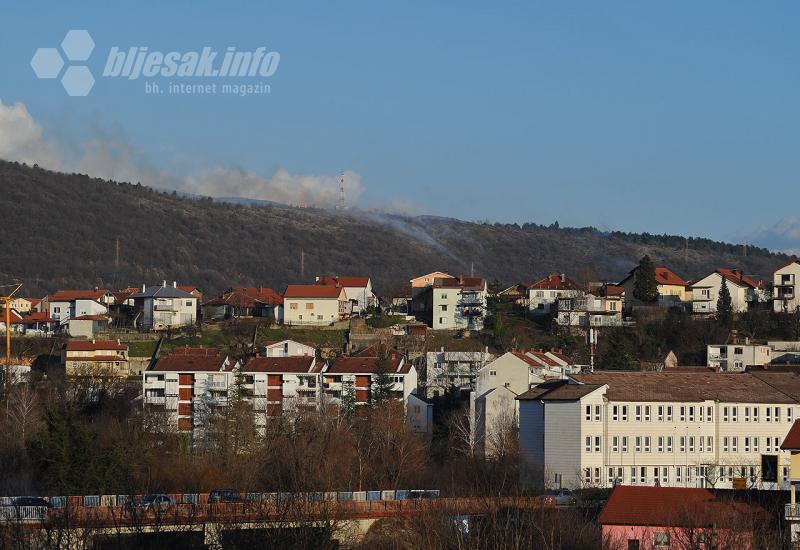 Požar na Bošnjakovom brdu - Široki Brijeg: Opet gori Bošnjakovo brdo, svi vatrogasci na terenu