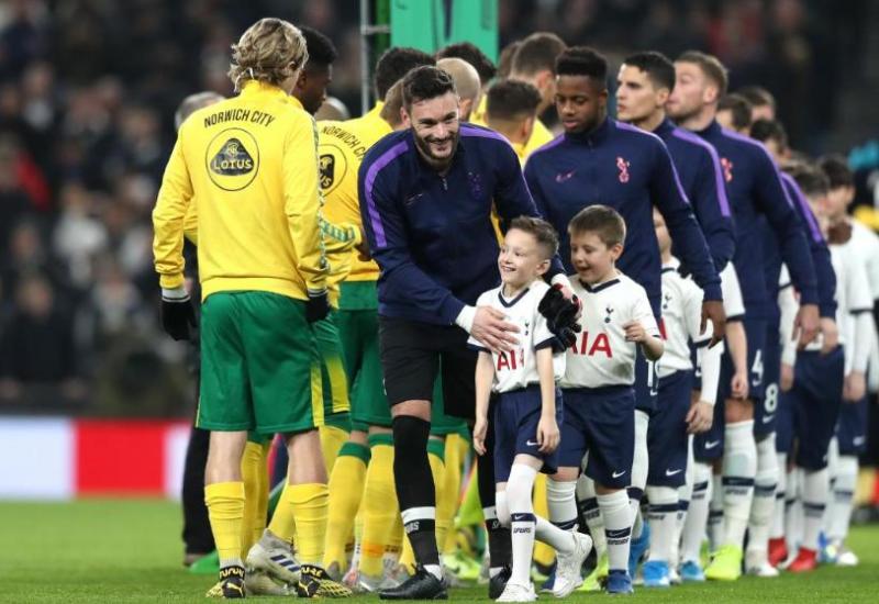 Djeca u pratnji nogometaša na utakmici Tottenham - Norwich City - Frapantno: Koliko roditelji plaćaju da im dijete iziđe s igračima na teren?