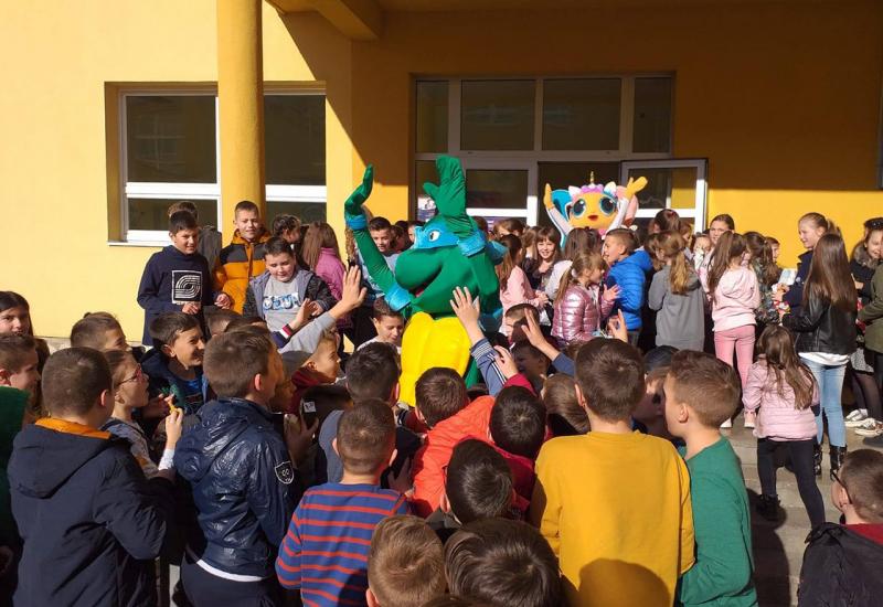 Lol i Ninja kornjača posjetili školu i vrtiće u Čapljini
