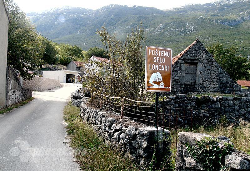 Ulaz u „Pošteno selo Lončari“ - Zagvozd: Vaterpolo u bunaru