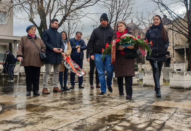 Polaganje cvijeća na spomen obilježju kod Doma zdravlja - Antifašisti Mostara: Nikad nije bilo važnije obilježavati ovaj dan kao danas