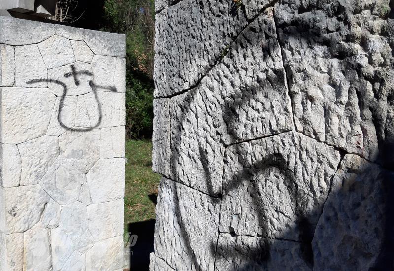 'Tito vampir': Osvanuli grafiti na Partizanskom spomen groblju