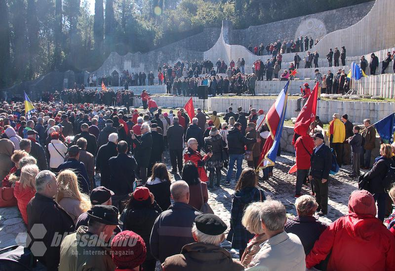 Svečanost na Partizanskom spomen groblju - Polaganjem vijenaca i dodjelom priznanja završeni Dani antifašizma u Mostaru