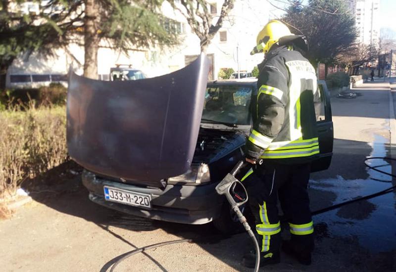 Požar na automobilu - Gorio automobil u Mostaru
