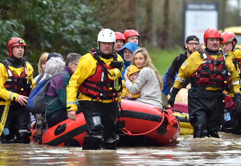 Poplave haraju Walesom, jedna osoba smrtno stradala
