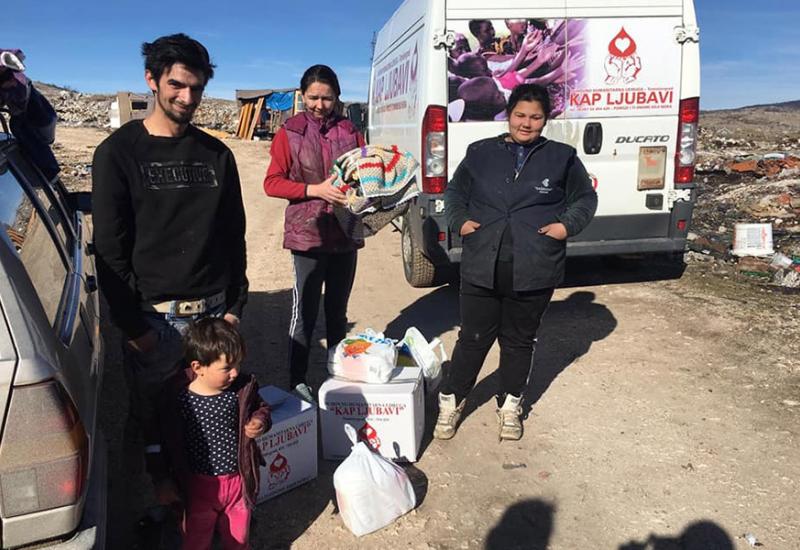 Volonteri 'Kapi ljubavi' razveselili Rome koji žive na odlagalištu otpada