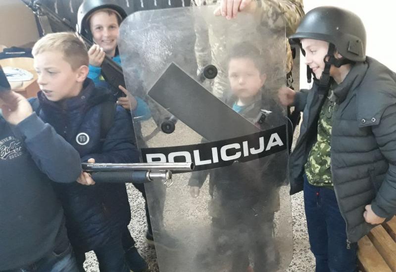 Učenici su posjetili i policajce - Učenici iz Gnojnica posjetili mostarske vatrogasce, policajce, tekstilnu školu ... 