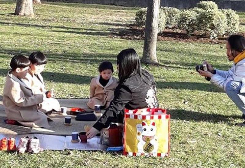 Japanska obitelj iskoristila ljepo vrijeme - Japanska čajna ceremonija u mostarkom parku