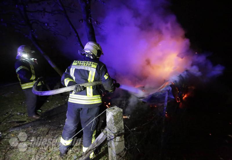 Vatrena noć u Vrapčićima: Vatrogasci gasili požar uz Deponiju