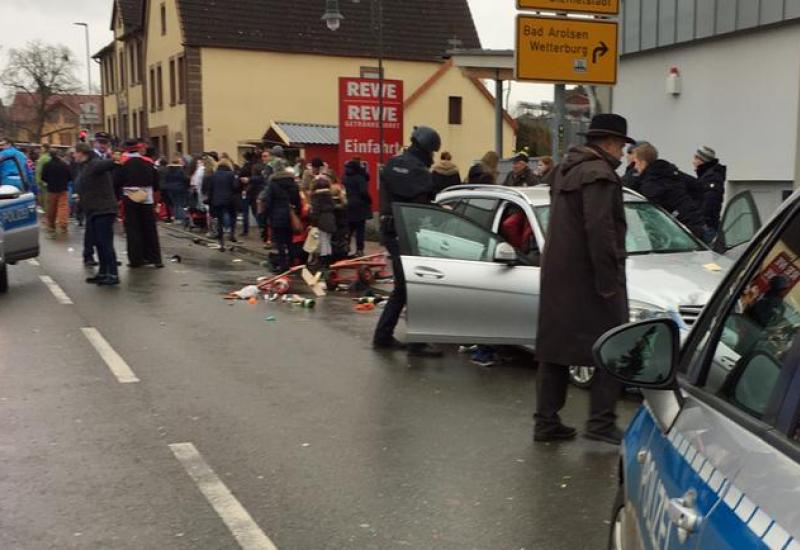 Detalj s mjesta nesreće - Njemačka: Uletio Mercedesom na karnevalsku povorku