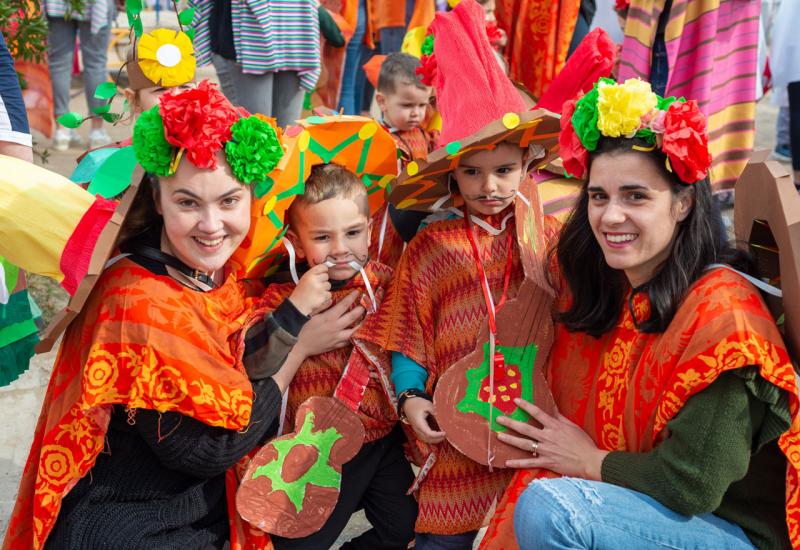 Vesela karnevalska povorka Dječjeg vrtića u Neumu - Vesela povorka u Neumu