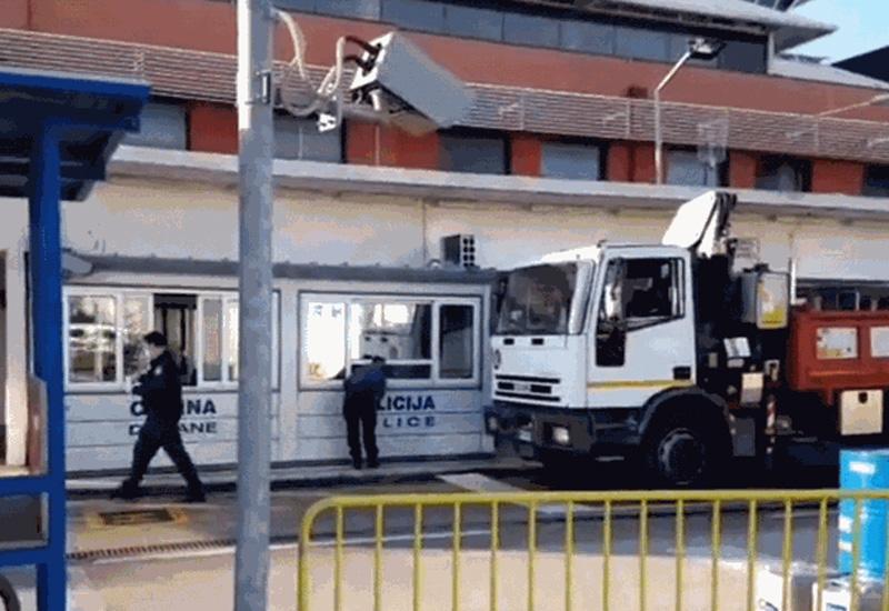 Split: Policajci s maskama dočekali trajekt iz Italije - Split: Policajci s maskama dočekali trajekt iz Italije