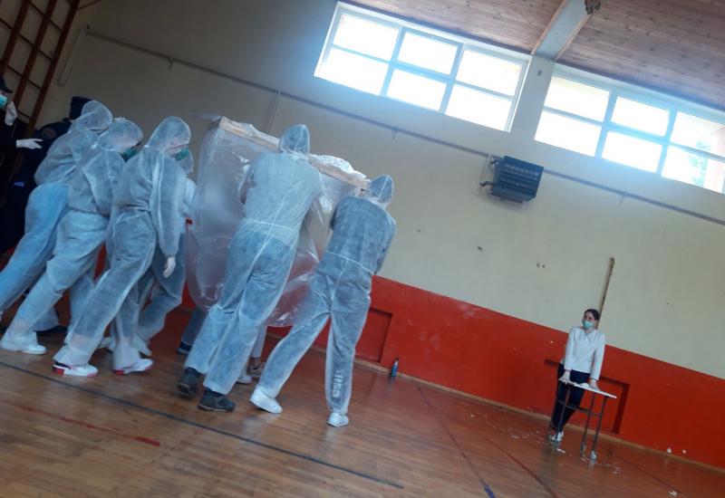 Maškare u Srednjoj građevinskoj školi u Mostaru - Mostarski srednjoškolci u maškarama: Veseli svatovi najbolja maska 