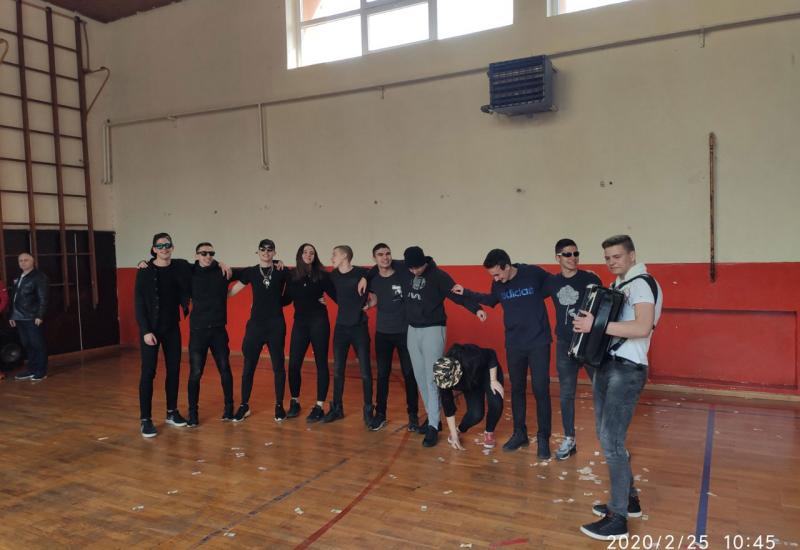 Maškare u Srednjoj građevinskoj školi u Mostaru - Mostarski srednjoškolci u maškarama: Veseli svatovi najbolja maska 