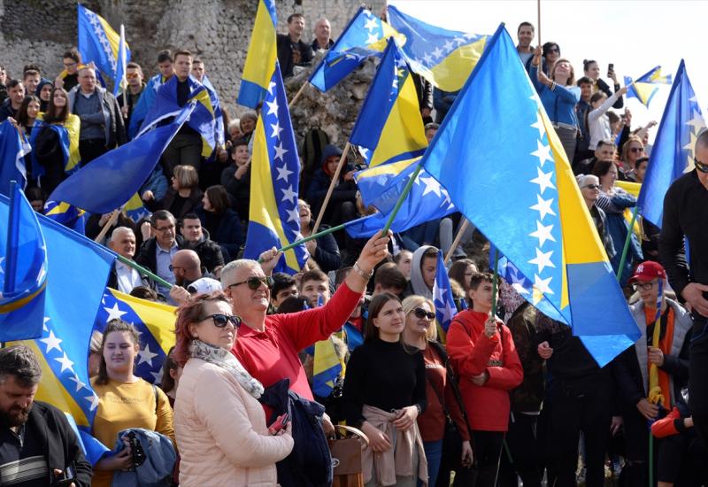 Oko 2.000 sudionika u defileu povodom Dana neovisnosti BiH i Dana Blagaja