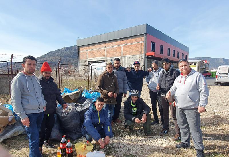 Migranti čistili smeće u Mostaru