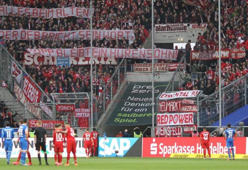 Navijači u Njemačkoj ratuju protiv privatnih klubova, kao što su Hoffenheim i Leipzig - Bayern pobijedio 6:0, ali zamalo izgubio bodove radi vulgarnosti huligana